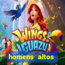 homens altos sarados pelados