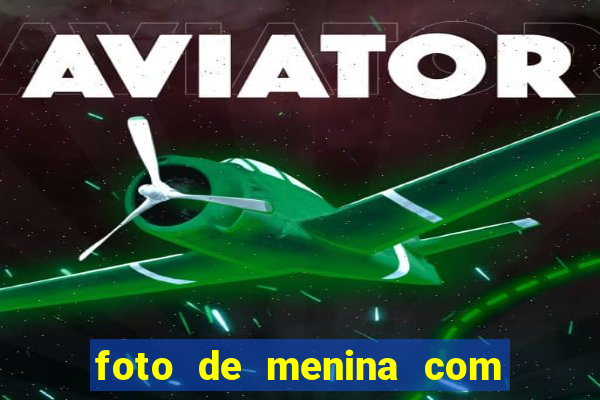 foto de menina com cabelo cacheado no espelho