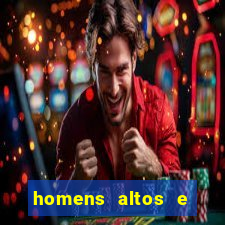 homens altos e magros pelados